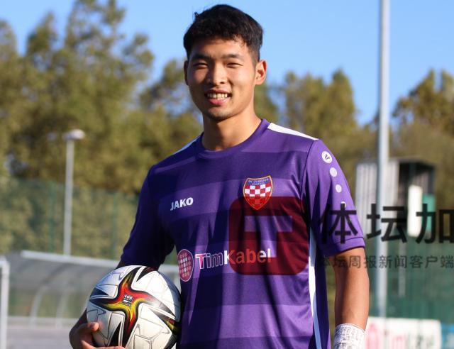 1666749009893038634.jpg 贾博琰身穿杜布拉瓦队服.jpg